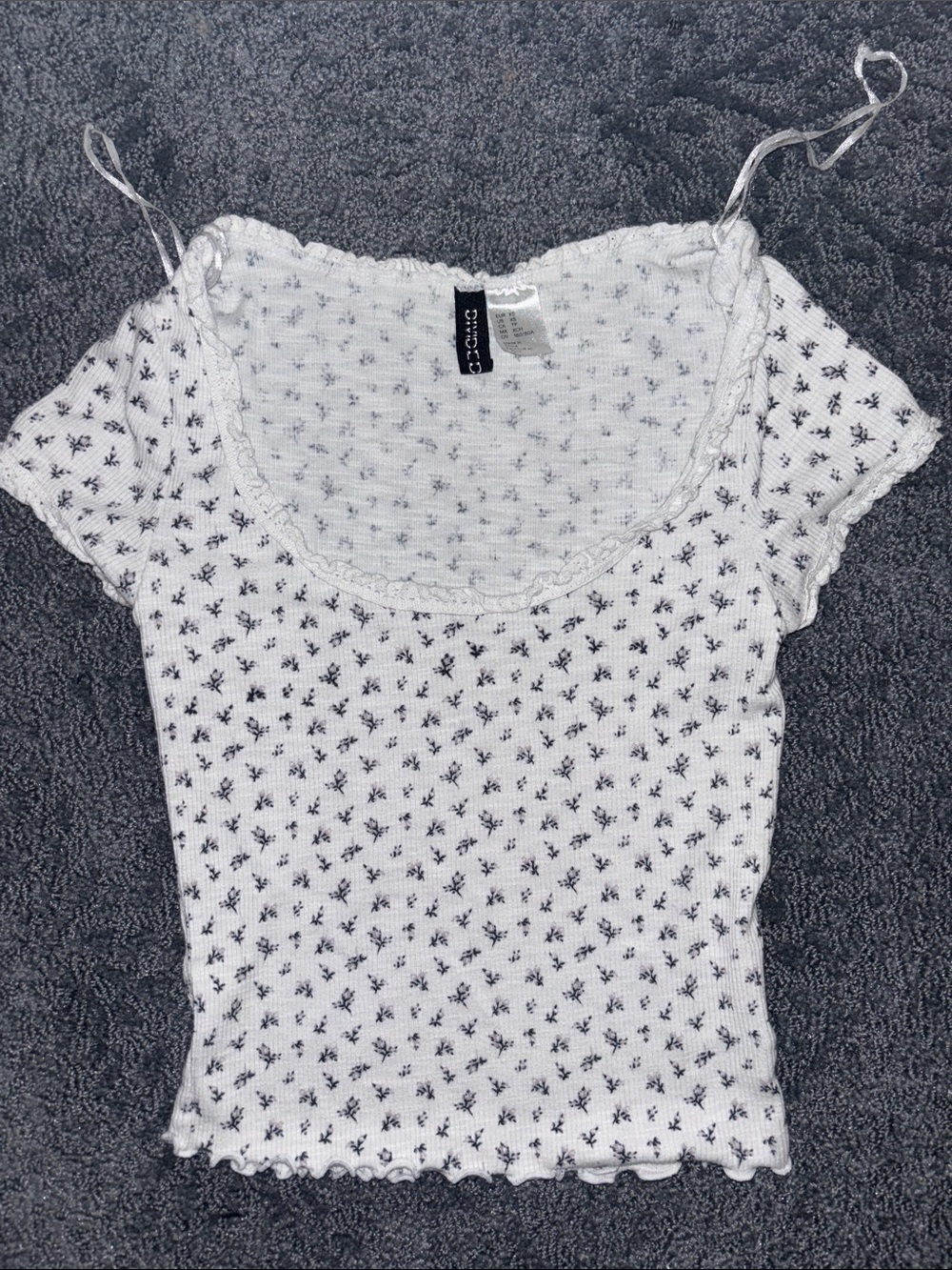 H & M DIVIDED Cute White Ribbed Flower Print Scoop Crop Top